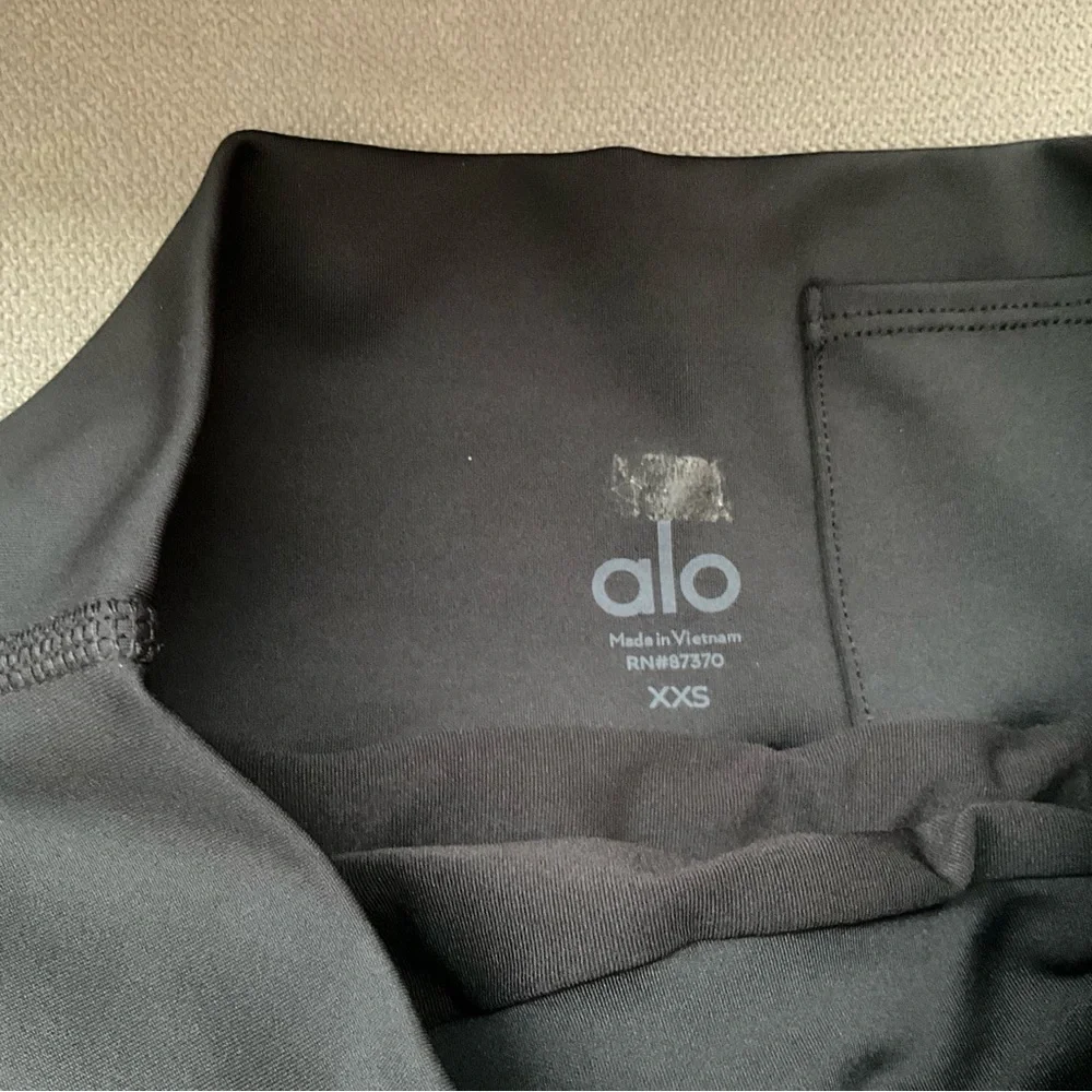 Alo Yoga Gold Medal Short Black XXS